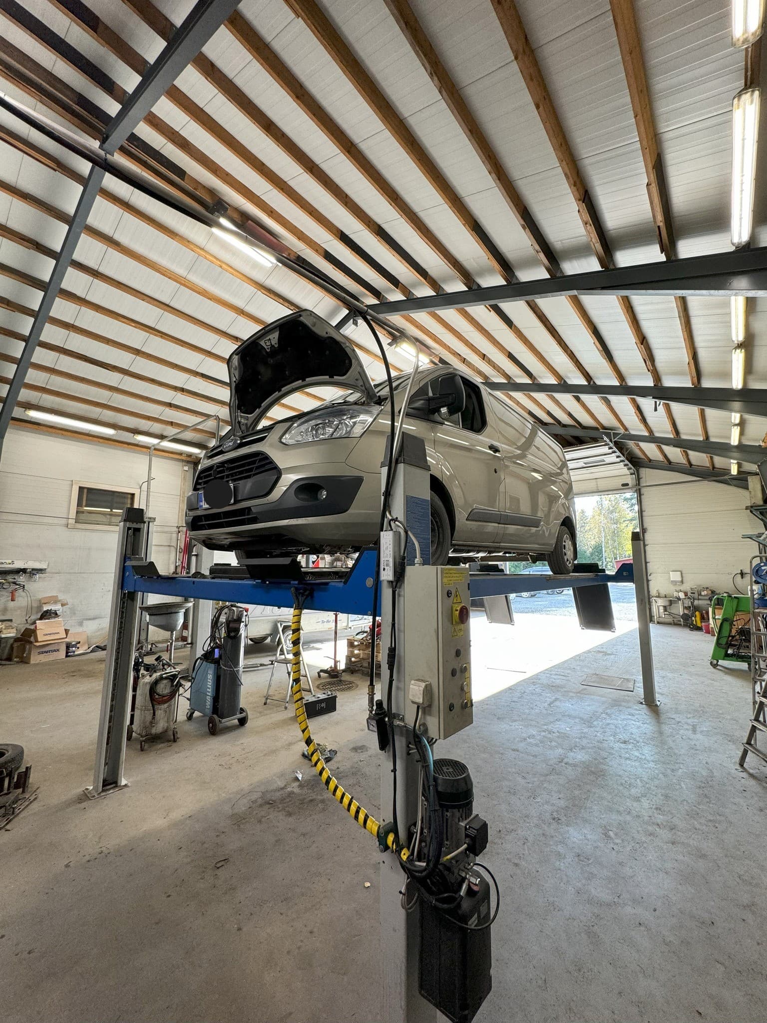 Auton nosto korjauslaitteella