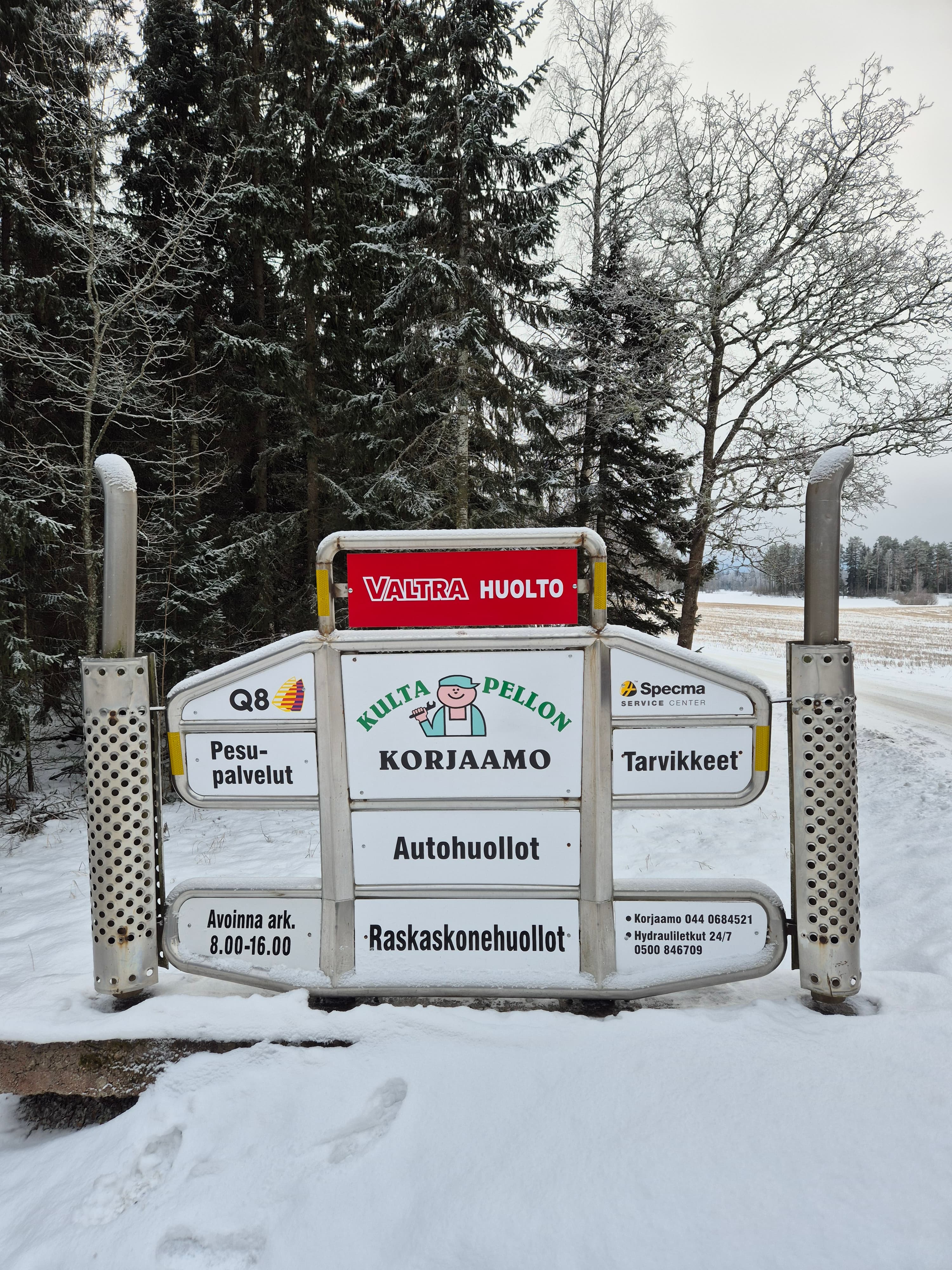 Kultapellon Korjaamo kyltti