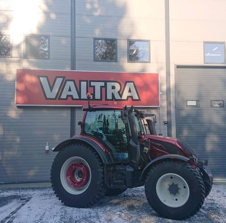 Valtra-traktori korjaamon edessä