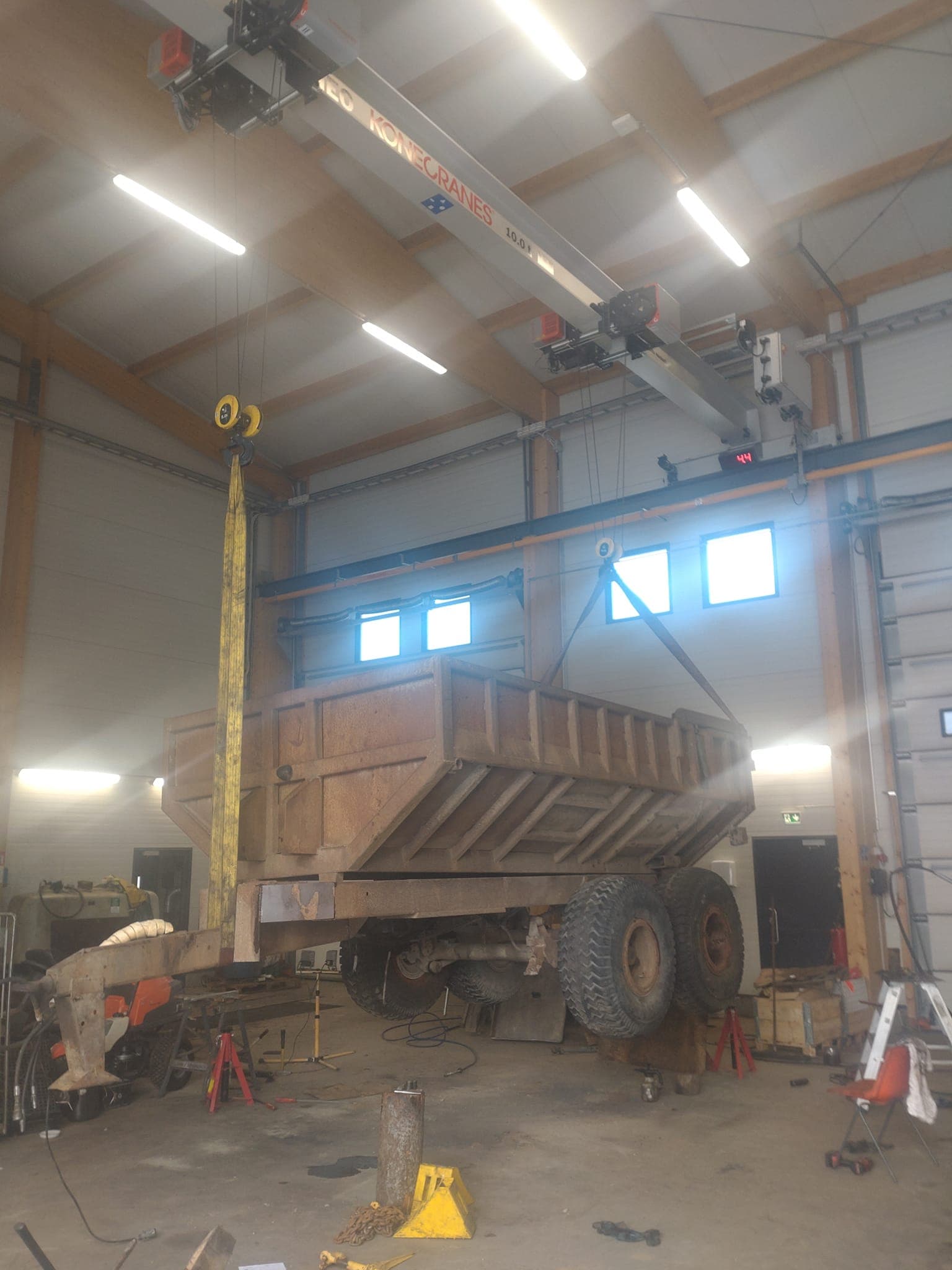 Kultapellon Korjaamo työpaja siltanosturilla